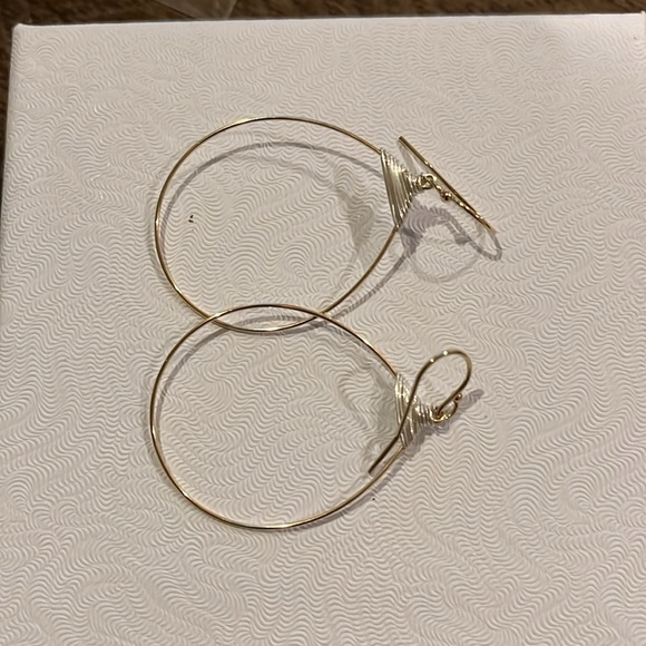 Small Featherweight Hoop Earring In Gold With Silver Wrap / NWOT - Picture 3 of 5